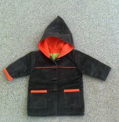Kingerjacke mit Kaputze Gr ... - dunkelbrauner Cordstoff mit regenfester Polyurethanbeschichtung, kariertem Innenfutter und in Kapuze, Ärmeln und an Taschen mit orangem Cordstoff gefüttert oder eingefasst (Bw/Pu)
 - Modeatelier meins