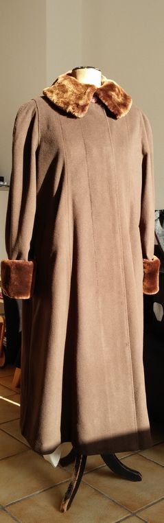 Damenmantel  - 
	nachgescheidertes Lieblingsstück
	mit verdeckter Knopfleiste
	abnehmbaren Pelzkragen und Armstulpen
	Material: Cashmere, Futter: Duchesse

 - Modeatelier meins