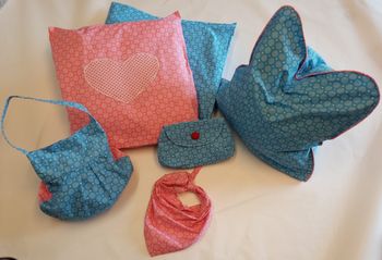 Geschenkartikel - 
	Geschenkgutscheine
	Kissenbezüge: einfarbig oder bunt, einfach oder mit Applikationen, mit und ohne Verschluss, eckig oder rund, groß oder klein, .....
	Taschen und Täschchen, klein oder groß,....
	Tücher,.....

 - Modeatelier meins