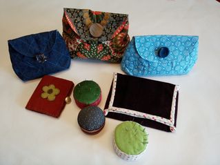 Praktisches für zu Hause und Unterwegs - 
	Utensilien - und Kosmetiktäschchen
	Nadel - und Nähetuis
	bunte Nadelkissen in verschiedenen Formen und Größen

 - Modeatelier meins