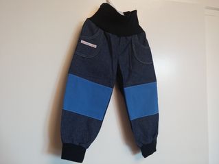 Jeans mit wasserfestem Knieflicken - 
	bequeme Jeans die mitwächst (durch umschlagbaren Taillenbund und Hosensaum)
	wasserdichter Knieflicken
	mit und ohne Gesäßtaschen
	Material: Baumwolle (Knieflicken PE/PU, Bund 5% Elastan)
	Gr. 80 - 128 (auf Nachfrage auch größer)

 - Modeatelier meins