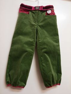 gefütterte Cordhose - 
	bequeme  Cordhose mit weichem Baumwollgewebefutter
	mit Reißverschluß
	mit Gesäßtachen
	Obermaterial: Baumwolle mit Elastan
	Futter: Baumwolle

 - Modeatelier meins