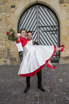 Hochzeitskleid - 
	besticktes Seidendupion-Kleid
	mit rotem Petticoat
	rückwärtiger Schlaufenverschluss
	mit Herzknöpfchen
	Jäckchen aus Kleiderstoff
	nach Wunsch eingefärbt

 - Modeatelier meins