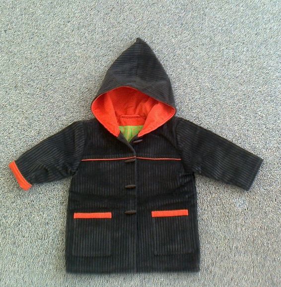 Kingerjacke mit Kaputze Gr ... - dunkelbrauner Cordstoff mit regenfester Polyurethanbeschichtung, kariertem Innenfutter und in Kapuze, Ärmeln und an Taschen mit orangem Cordstoff gefüttert oder eingefasst (Bw/Pu)
 - Modeatelier meins