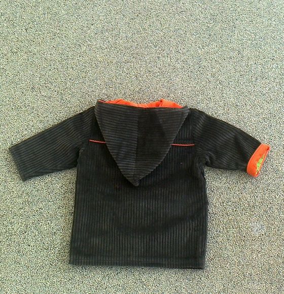 Kingerjacke mit Kaputze Gr ... - dunkelbrauner Cordstoff mit regenfester Polyurethanbeschichtung, kariertem Innenfutter und in Kapuze, Ärmeln und an Taschen mit orangem Cordstoff gefüttert oder eingefasst (Bw/Pu)
 - Modeatelier meins