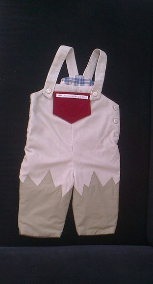 Gefütterte Kinderlatzmatschhose Gr. ... - beigefarbener Cordstoff mit kariertem Futter, mit wasserfestbeschichteter Beinapplikation bis übers Knie und kleiner Brusttasche (Bw, Pe/Pu)
 - Modeatelier meins