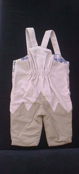 Gefütterte Kinderlatzmatschhose Gr. ... - beigefarbener Cordstoff mit kariertem Futter, mit wasserfestbeschichteter Beinapplikation bis übers Knie und kleiner Brusttasche (Bw, Pe/Pu)
 - Modeatelier meins