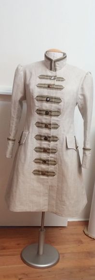Justaucorps - 
	leichter, gefütterter Sommermantel im historischen Stil
	im Rückenteil mehrere Doppelfalten
	Seide/Leinenmischung
	 

 - Modeatelier meins