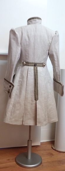 Justaucorps - 
	leichter, gefütterter Sommermantel im historischen Stil
	im Rückenteil mehrere Doppelfalten
	Seide/Leinenmischung
	 

 - Modeatelier meins