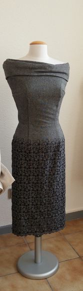 Etuikleid   - 
	schmal geschnittenes Etuikleid aus besticktem Wollstoff (Wollmischung)
	mit Schulterraffung

 - Modeatelier meins