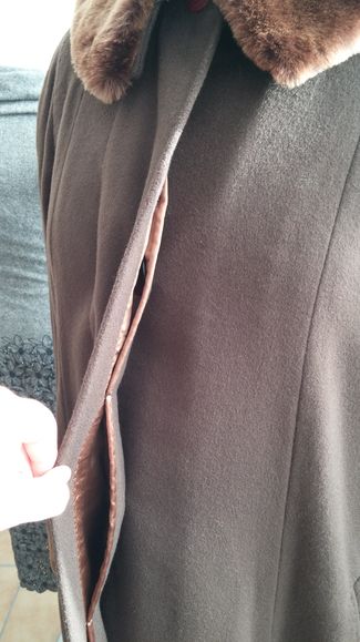 Damenmantel  - 
	nachgescheidertes Lieblingsstück
	mit verdeckter Knopfleiste
	abnehmbaren Pelzkragen und Armstulpen
	Material: Cashmere, Futter: Duchesse

 - Modeatelier meins