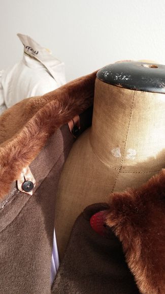Damenmantel  - 
	nachgescheidertes Lieblingsstück
	mit verdeckter Knopfleiste
	abnehmbaren Pelzkragen und Armstulpen
	Material: Cashmere, Futter: Duchesse

 - Modeatelier meins