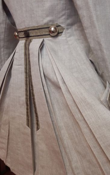 Justaucorps - 
	leichter, gefütterter Sommermantel im historischen Stil
	im Rückenteil mehrere Doppelfalten
	Seide/Leinenmischung
	 

 - Modeatelier meins