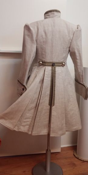 Justaucorps - 
	leichter, gefütterter Sommermantel im historischen Stil
	im Rückenteil mehrere Doppelfalten
	Seide/Leinenmischung
	 

 - Modeatelier meins