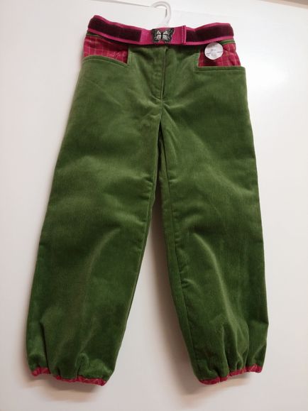 gefütterte Cordhose - 
	bequeme  Cordhose mit weichem Baumwollgewebefutter
	mit Reißverschluß
	mit Gesäßtachen
	Obermaterial: Baumwolle mit Elastan
	Futter: Baumwolle

 - Modeatelier meins