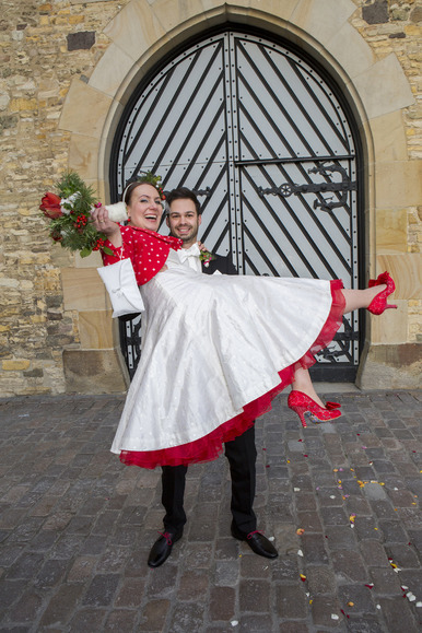 Hochzeitskleid - 
	besticktes Seidendupion-Kleid
	mit rotem Petticoat
	rückwärtiger Schlaufenverschluss
	mit Herzknöpfchen
	Jäckchen aus Kleiderstoff
	nach Wunsch eingefärbt

 - Modeatelier meins