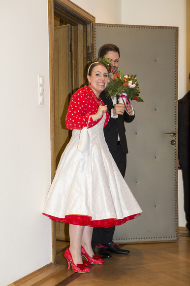 Hochzeitskleid - 
	besticktes Seidendupion-Kleid
	mit rotem Petticoat
	rückwärtiger Schlaufenverschluss
	mit Herzknöpfchen
	Jäckchen aus Kleiderstoff
	nach Wunsch eingefärbt

 - Modeatelier meins