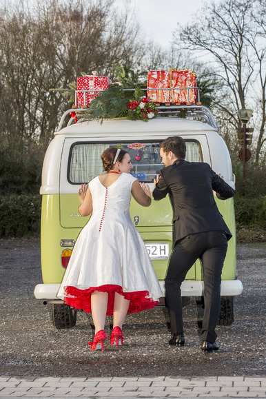Hochzeitskleid - 
	besticktes Seidendupion-Kleid
	mit rotem Petticoat
	rückwärtiger Schlaufenverschluss
	mit Herzknöpfchen
	Jäckchen aus Kleiderstoff
	nach Wunsch eingefärbt

 - Modeatelier meins