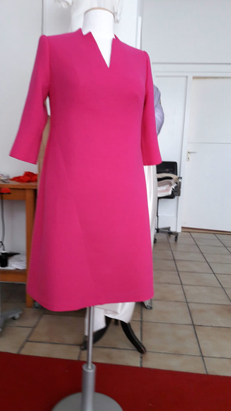 Kleid - 
	magentafarbender
	Wollstrukturgeorgett
	mit dekorativ verlegten
	Teilungsnähten in Vorder-
	und Rückenteil

 - Modeatelier meins
