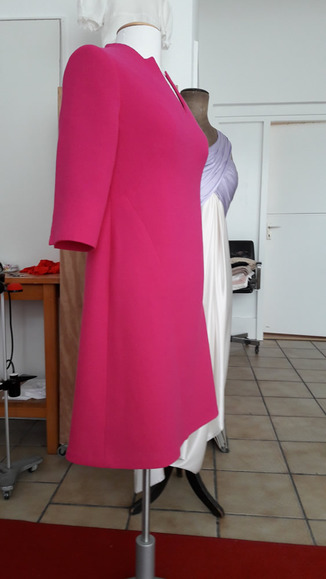 Kleid - 
	magentafarbender
	Wollstrukturgeorgett
	mit dekorativ verlegten
	Teilungsnähten in Vorder-
	und Rückenteil

 - Modeatelier meins