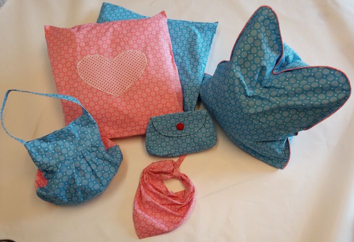 Geschenkartikel - 
	Geschenkgutscheine
	Kissenbezüge: einfarbig oder bunt, einfach oder mit Applikationen, mit und ohne Verschluss, eckig oder rund, groß oder klein, .....
	Taschen und Täschchen, klein oder groß,....
	Tücher,.....

 - Modeatelier meins