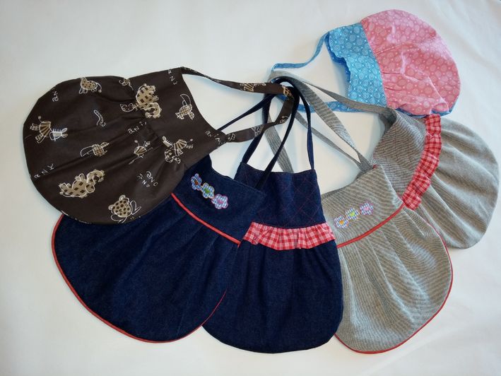 Täschchen für kleine u. große Mädchen..... - 
	in verschiedenen Baumwollmaterialien, mit Innenfutter
	mit und ohne Applikationen, Bändern, Rüschen,...

 - Modeatelier meins
