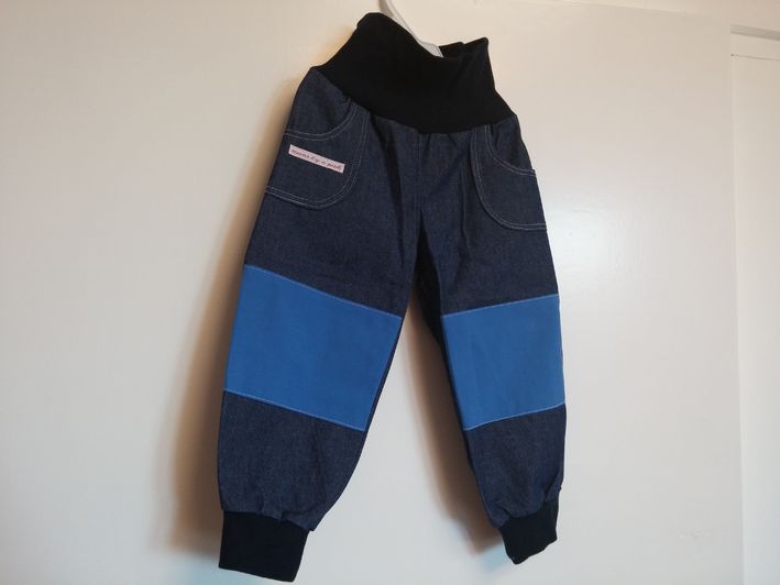 Jeans mit wasserfestem Knieflicken - 
	bequeme Jeans die mitwächst (durch umschlagbaren Taillenbund und Hosensaum)
	wasserdichter Knieflicken
	mit und ohne Gesäßtaschen
	Material: Baumwolle (Knieflicken PE/PU, Bund 5% Elastan)
	Gr. 80 - 128 (auf Nachfrage auch größer)

 - Modeatelier meins