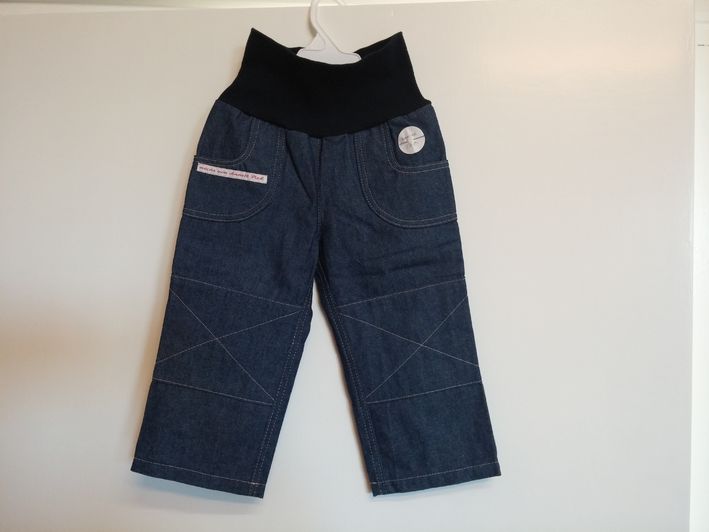 Jeanshose mit Knieflicken - 
	bequeme Jeans, die mitwächst (durch umschlagbaren Taillenbund und Saum)
	strapazierfähig durch verstärkte Knie
	mit und ohne Gesäßtaschen
	Baumwolle (Bündchen 5% Elastan)
	Gr. 80 - 128 (auf Nachfrage auch größer)

 - Modeatelier meins